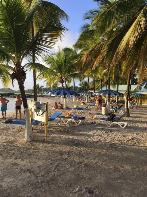 Blue Lagoon Appart En Residence Acces Plage Le Gosier  Exterior photo